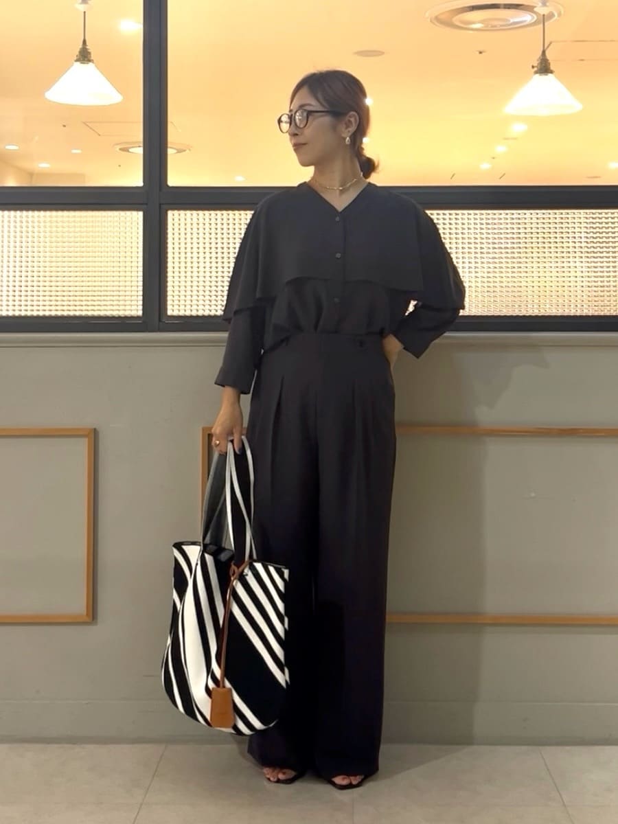 𝑹𝑶𝑴𝑰さんの「INDIVI｜【羽織りとしても活躍！】ケープカラーブラウス」を使ったコーディネート