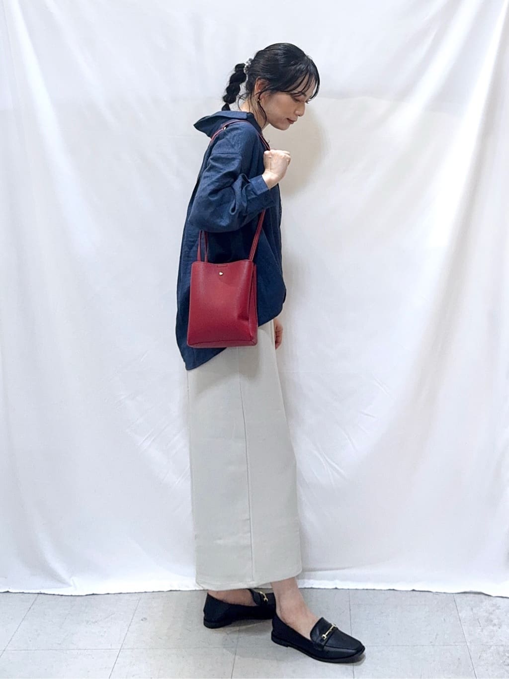𝐇𝐢𝐫𝐨𝐦𝐢さんの「SHOO･LA･RUE｜【S-LL】インせず着られる デニムライク前開きブラウス」を使ったコーディネート