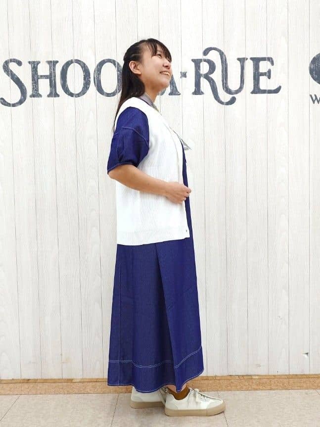 とろろさんの「SHOO･LA･RUE｜【S-LL】ゴールドボタンが上品 大人のニットベスト」を使ったコーディネート