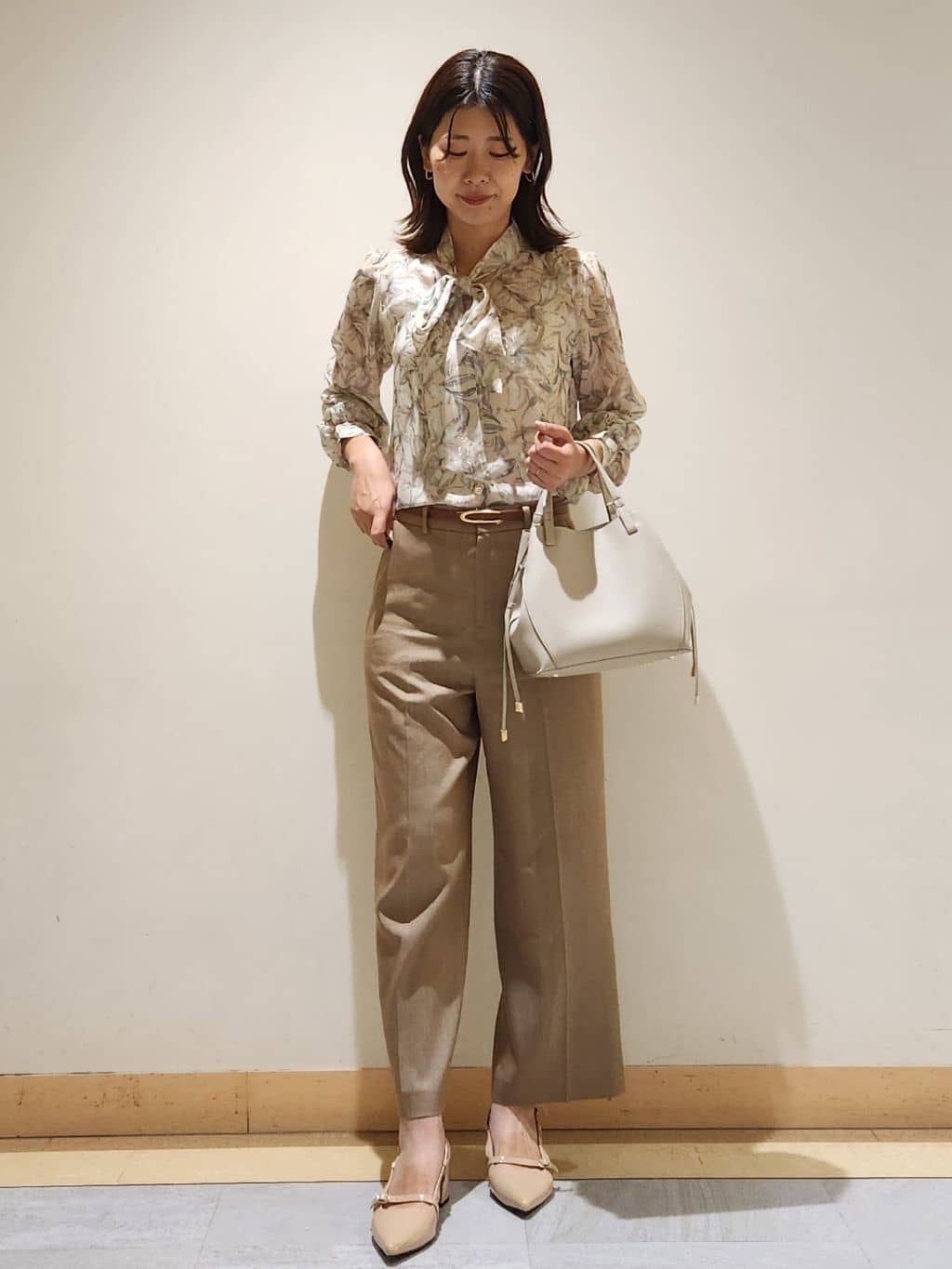 yukaさんの「COUP DE CHANCE｜【手洗い可／日本製】きれいめデニム風パンツ」を使ったコーディネート