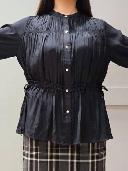 maiさんの「grove｜【二の腕/体型カバー】メリハリシルエットが叶うシャーリングブラウス」を使ったコーディネート