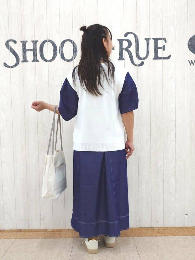 とろろさんの「SHOO･LA･RUE｜【S-LL】ゴールドボタンが上品 大人のニットベスト」を使ったコーディネート
