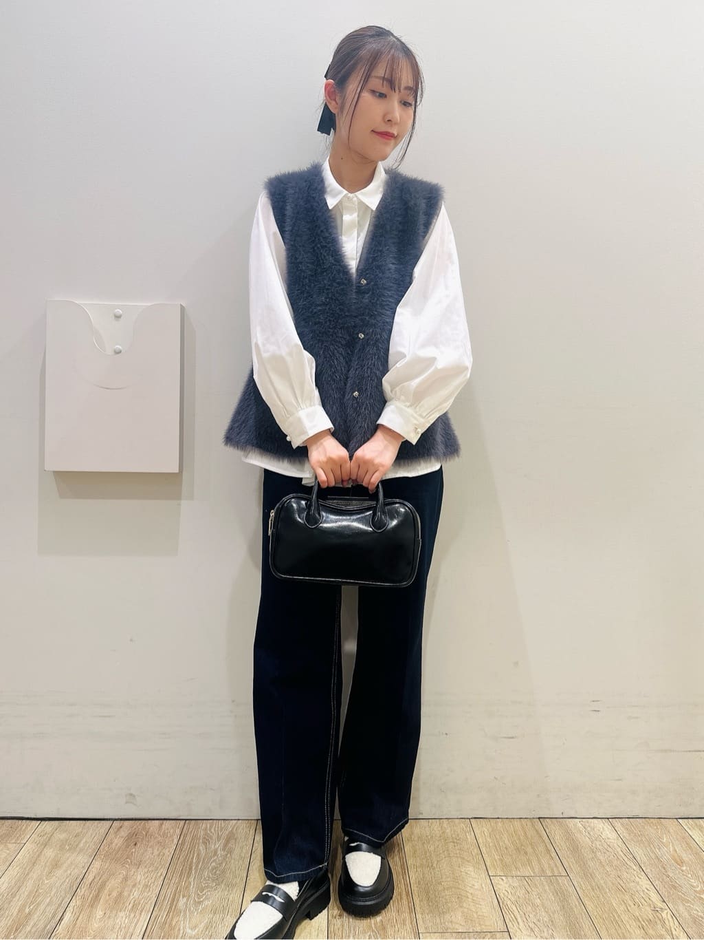 MOMOさんの「index｜《andGIRL掲載》フェザーペプラムジレ【洗濯機OK／抗ピル】」を使ったコーディネート