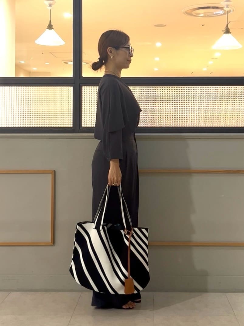 𝑹𝑶𝑴𝑰さんの「INDIVI｜【羽織りとしても活躍！】ケープカラーブラウス」を使ったコーディネート