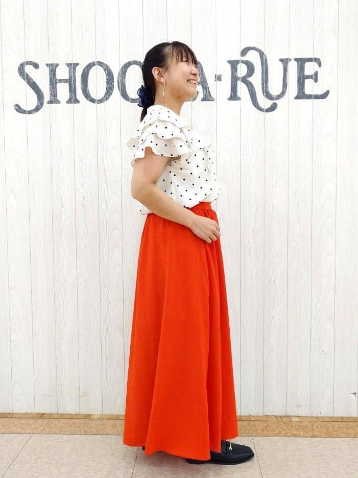 とろろさんの「SHOO･LA･RUE｜【無地/ドット柄】お袖フリルが華やぐ きれいめブラウス」を使ったコーディネート