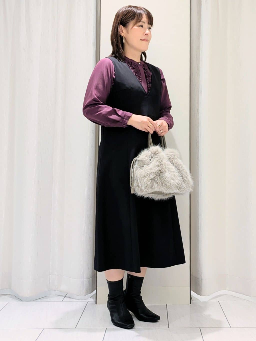 Onumaさんの「UNTITLED｜【1枚で着映え/オンオフ着回し】フリルサテンブラウス」を使ったコーディネート