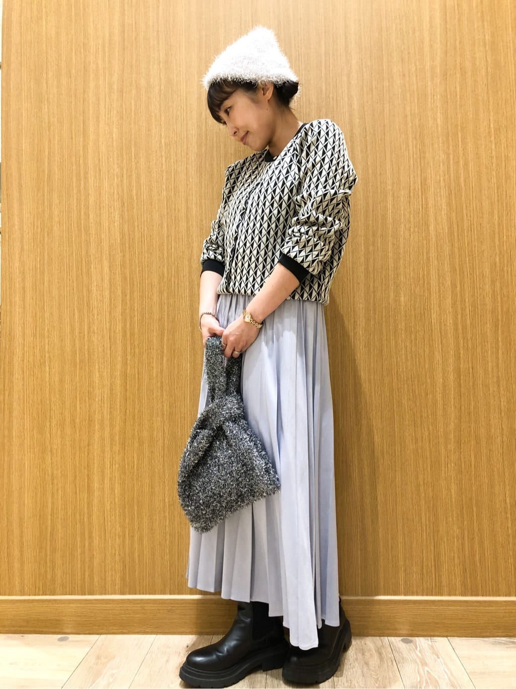 tomoさんの「OPAQUE.CLIP｜フェイクスウェードプリーツスカート【静電気防止加工／洗濯機OK】」を使ったコーディネート
