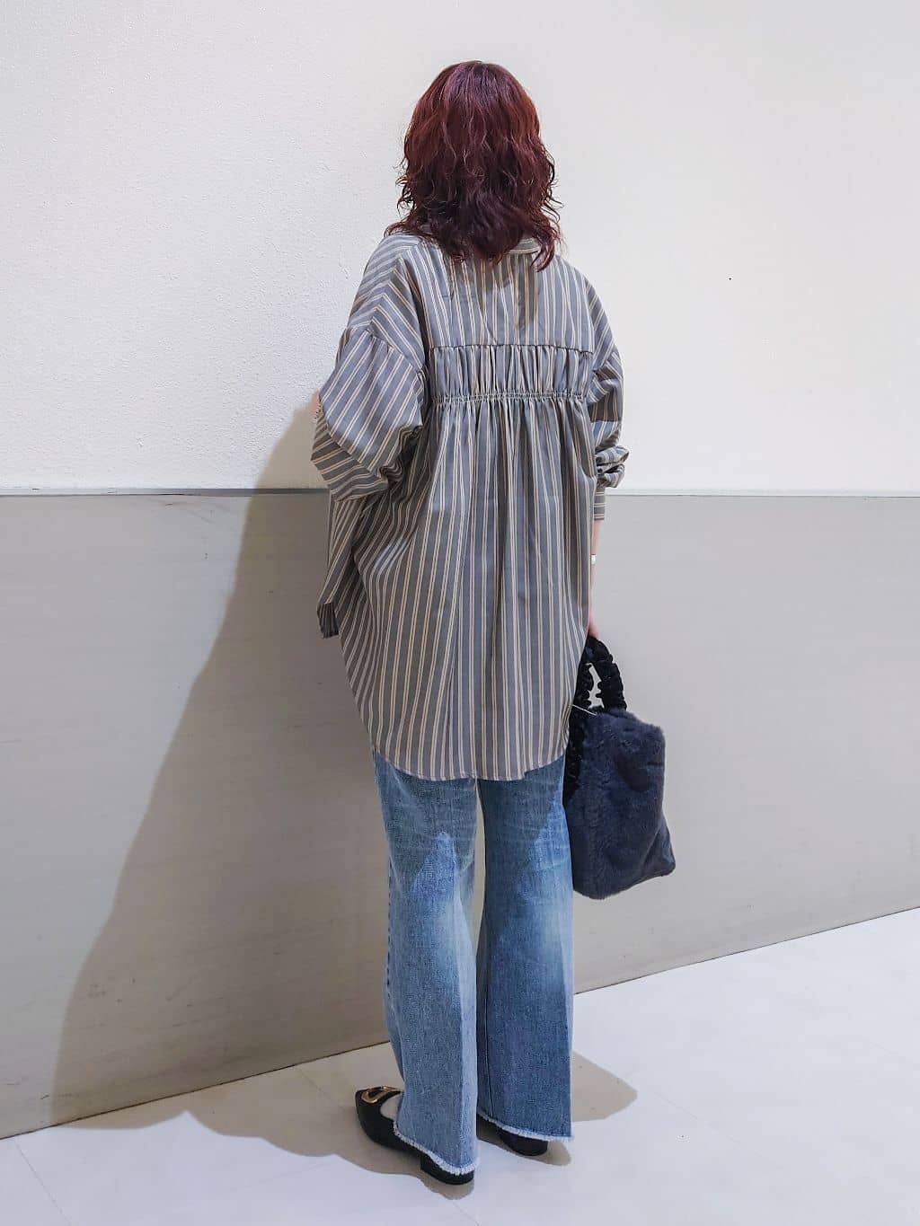 maruさんの「THE SHOP TK｜【後ろ姿もサマになる】ストライプ バックシャーリングシャツ/体型カバー/洗える」を使ったコーディネート