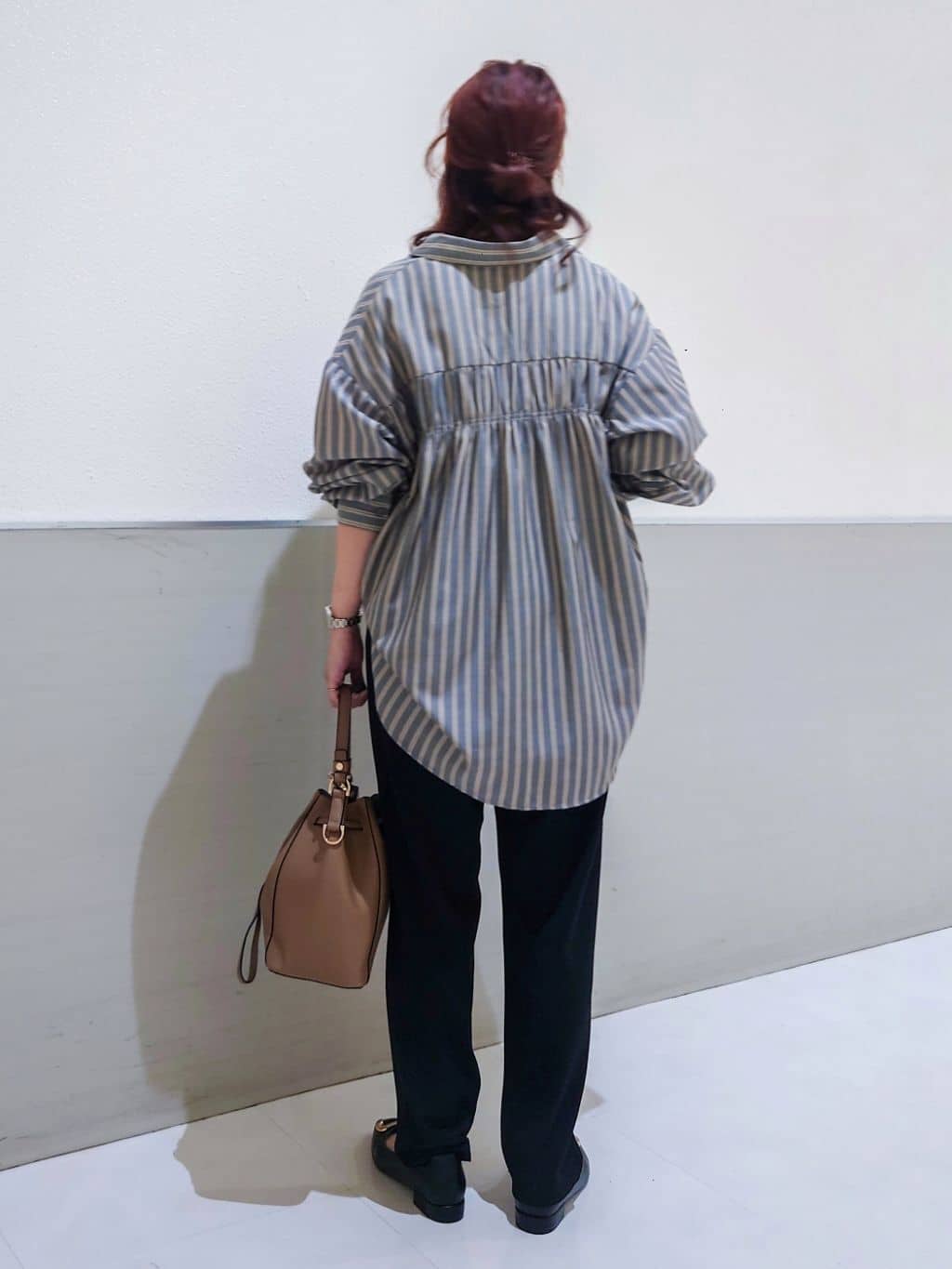 maruさんの「THE SHOP TK｜【後ろ姿もサマになる】ストライプ バックシャーリングシャツ/体型カバー/洗える」を使ったコーディネート
