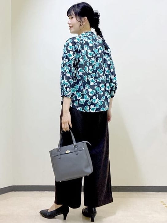  beni_gingerさんの「Reflect｜【ジャケットのインナーにおすすめ◎】花柄タックデザインブブラウス」を使ったコーディネート
