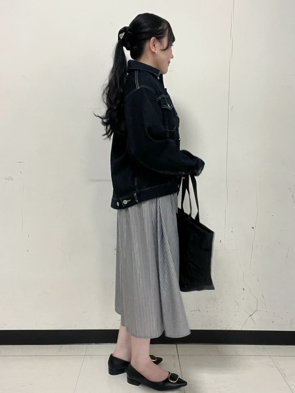 Hitomiさんの「index｜ラメストライプシャツワンピース【洗濯機OK／イージーアイロン】」を使ったコーディネート