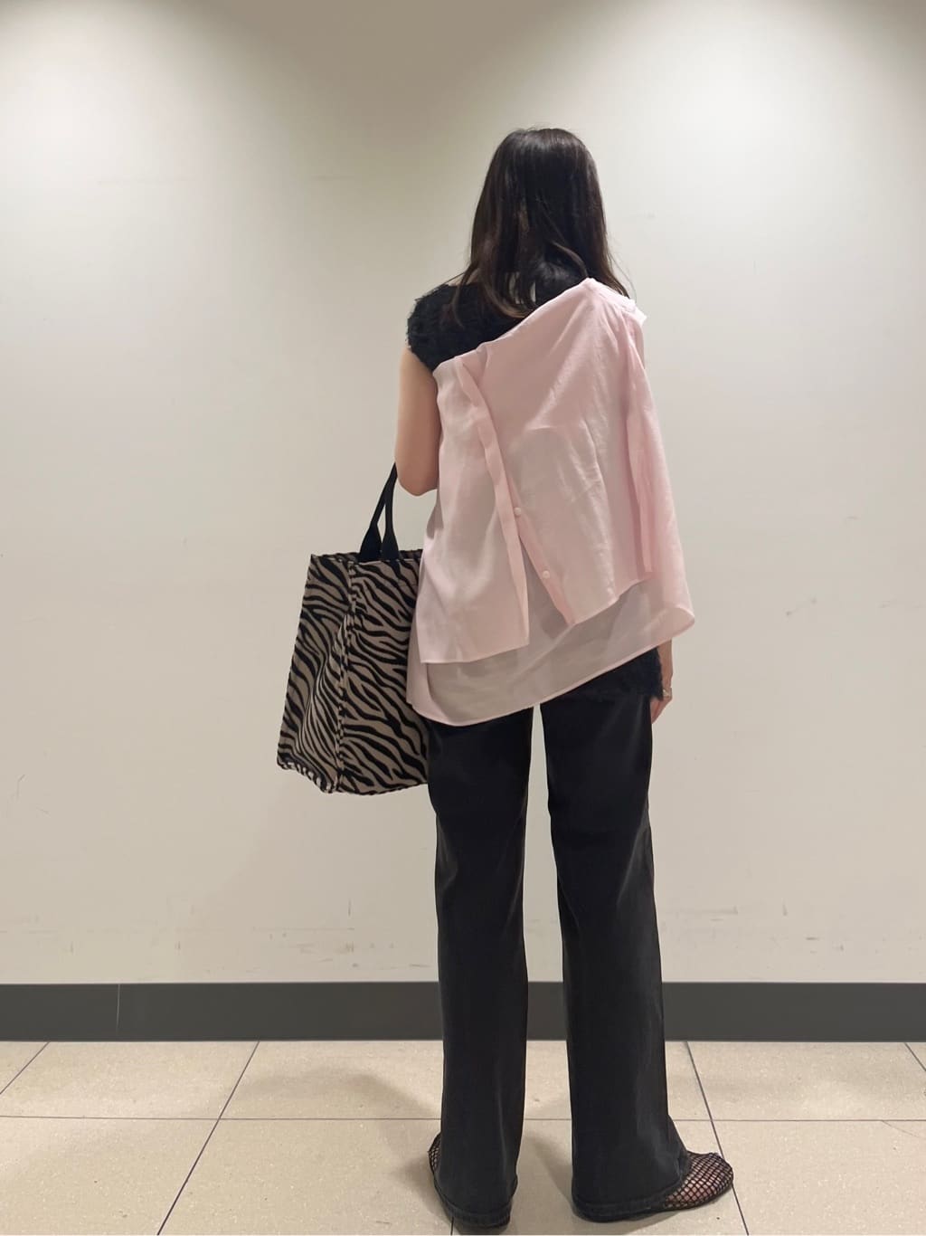 shokoさんの「INDIVI｜【体型カバー／清涼感】シアーオーバーシャツ」を使ったコーディネート