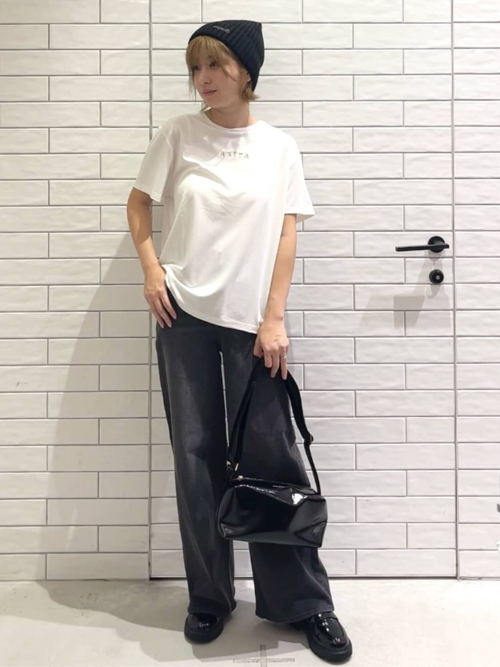 しおりさんの「OPAQUE.CLIP｜メタリック刺繍ロゴTシャツ【接触冷感／洗濯機洗い可】」を使ったコーディネート