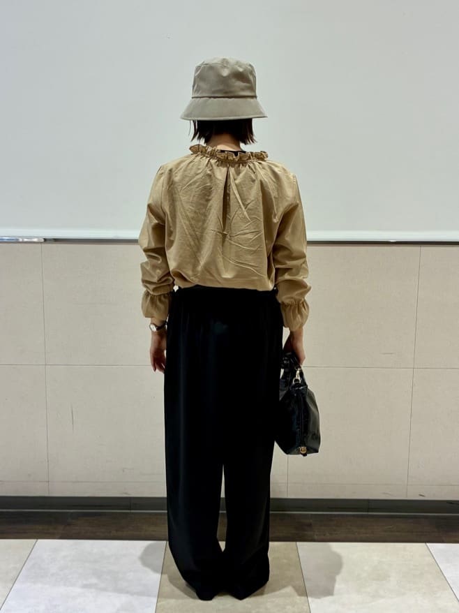 おせちさんの「SHOO･LA･RUE｜【S-LL/洗濯後しわになりにくい/吸水速乾/UV】大人フェミニンな装いに 襟フリルブラウス」を使ったコーディネート