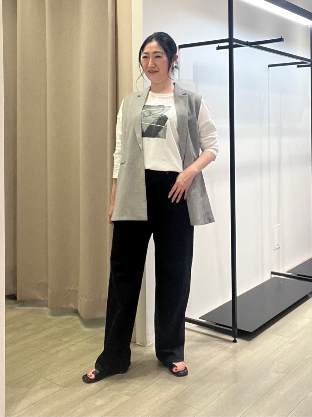 TOMOMIさんの「INDIVI｜【UVケア】プリントフォトロングTシャツ」を使ったコーディネート