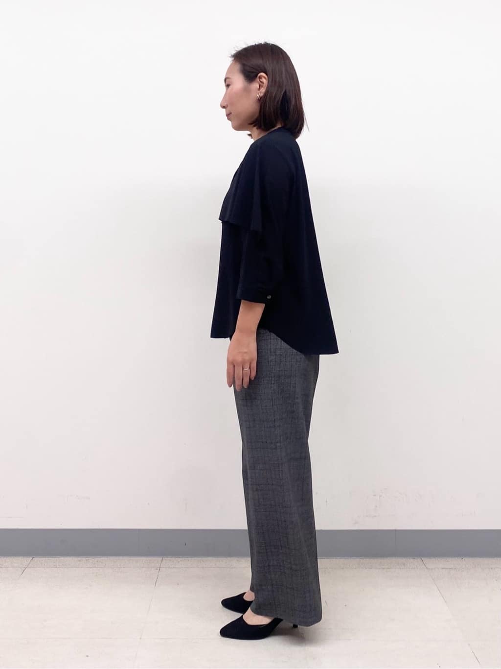 YUKARIさんの「INDIVI｜【羽織りとしても活躍！】ケープカラーブラウス」を使ったコーディネート