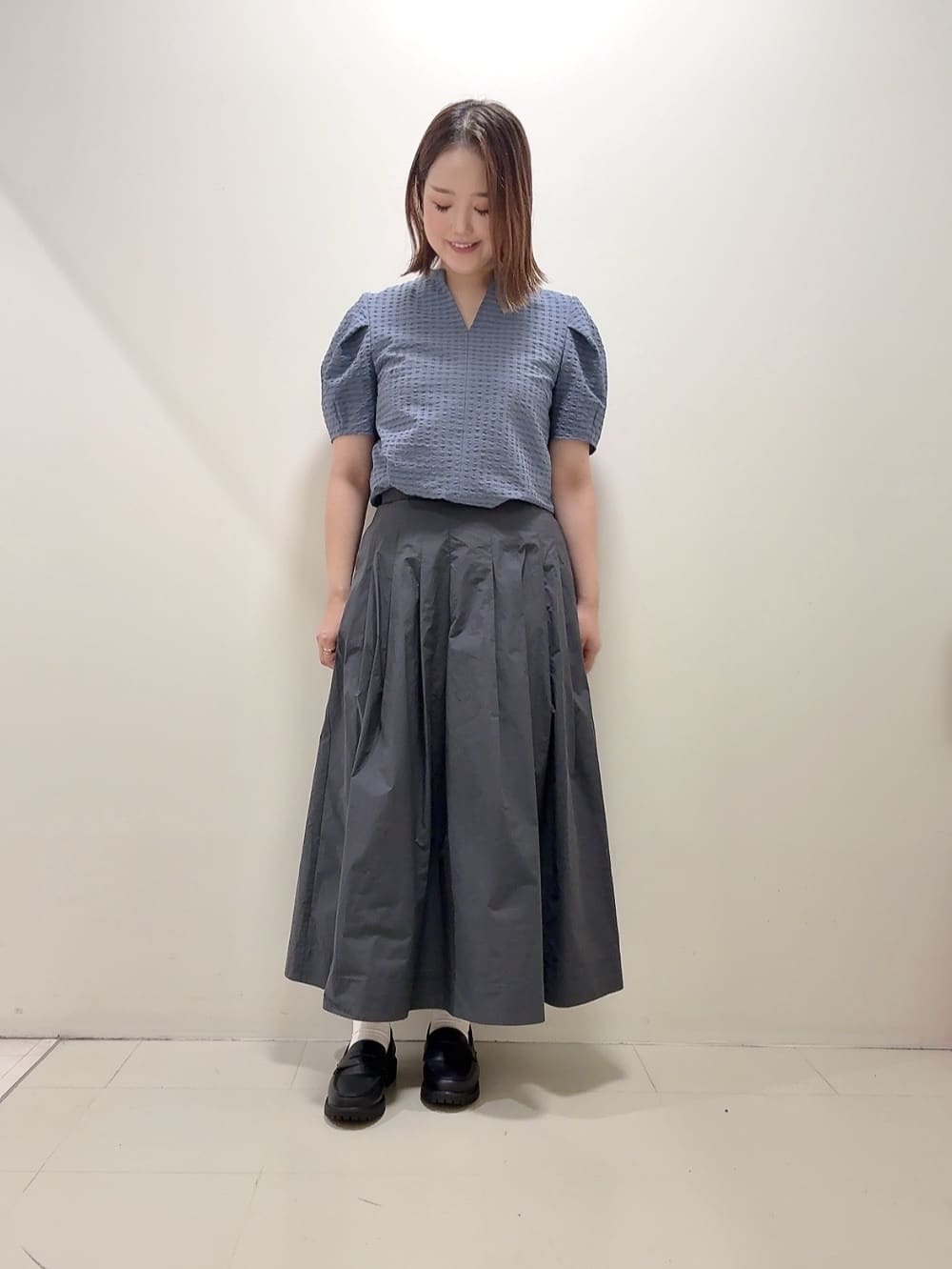 YUIさんの「UNTITLED｜【吸水速乾/ストレッチ/Vネック】フォルムスリーブ ブラウス」を使ったコーディネート
