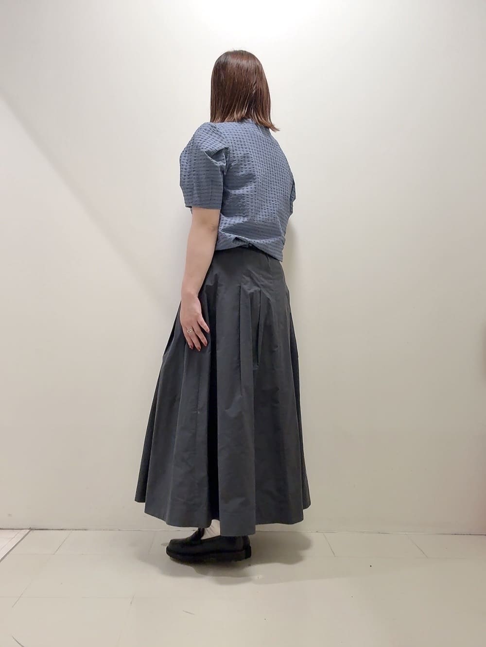 YUIさんの「UNTITLED｜【吸水速乾/ストレッチ/Vネック】フォルムスリーブ ブラウス」を使ったコーディネート