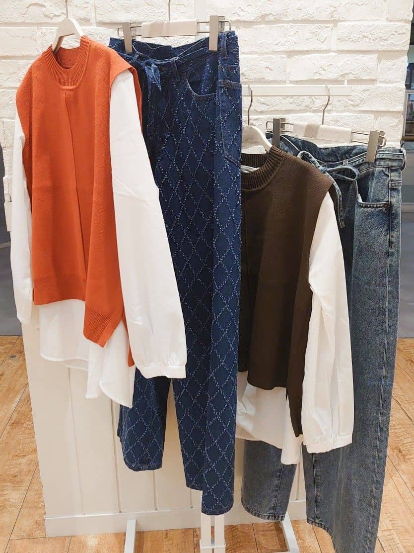 akamiさんの「SHOO･LA･RUE｜【S-LL/2点セット】着回し自在 ニットベスト＋フレアブラウス」を使ったコーディネート
