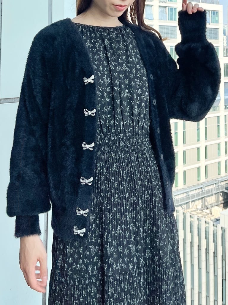はばさんの「Couture brooch｜【一枚で着映える・花柄・通勤】前後2WAYシフォン楊柳小花ワンピース」を使ったコーディネート