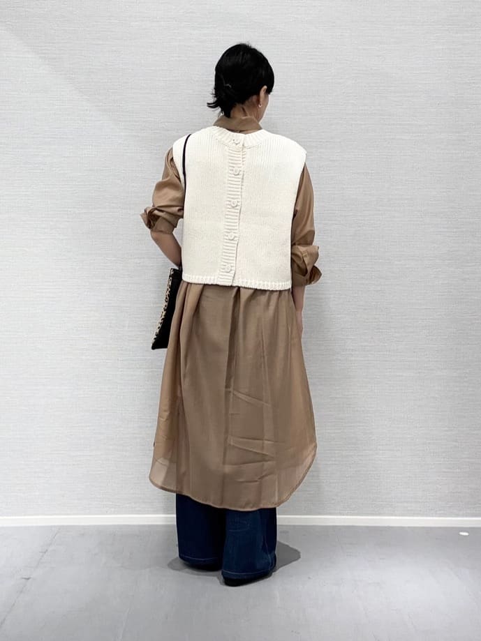 Yukoさんの「UNTITLED｜【ニットと重ね着に/前開きボタン】シアーロングシャツ」を使ったコーディネート
