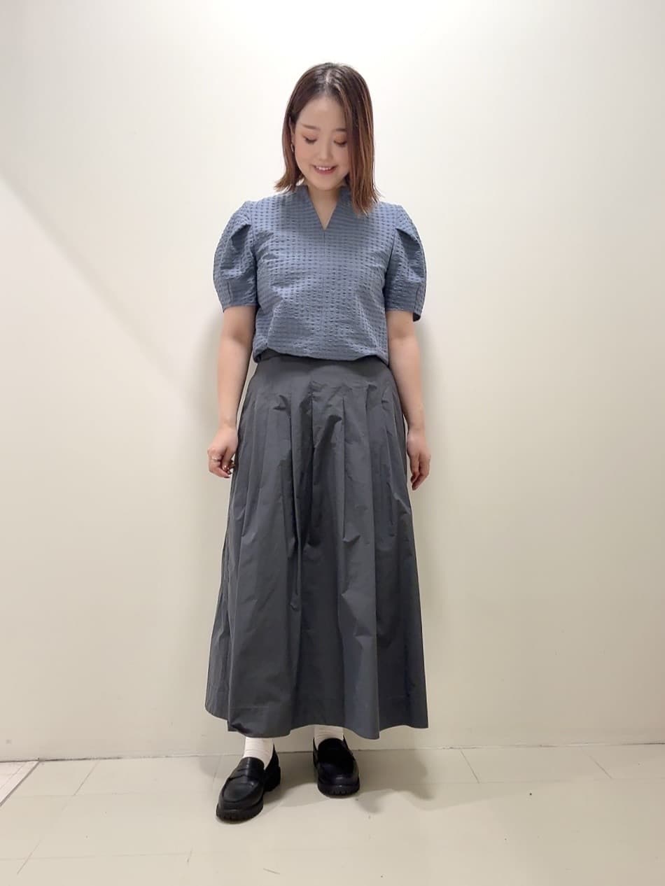 YUIさんの「UNTITLED｜【吸水速乾/ストレッチ/Vネック】フォルムスリーブ ブラウス」を使ったコーディネート