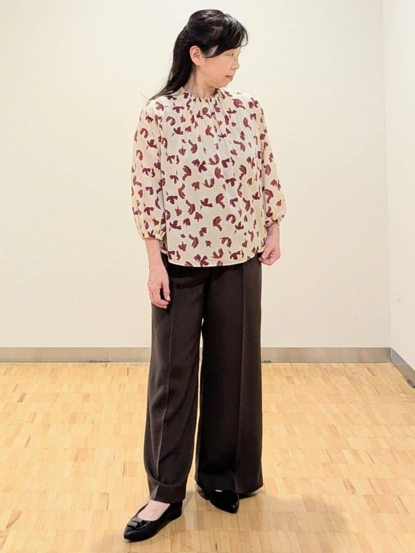 なおさんの「Reflect｜【ジャケットのインナーにおすすめ◎】花柄タックデザインブブラウス」を使ったコーディネート