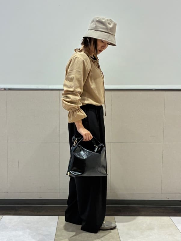 おせちさんの「SHOO･LA･RUE｜【S-LL/洗濯後しわになりにくい/吸水速乾/UV】大人フェミニンな装いに 襟フリルブラウス」を使ったコーディネート