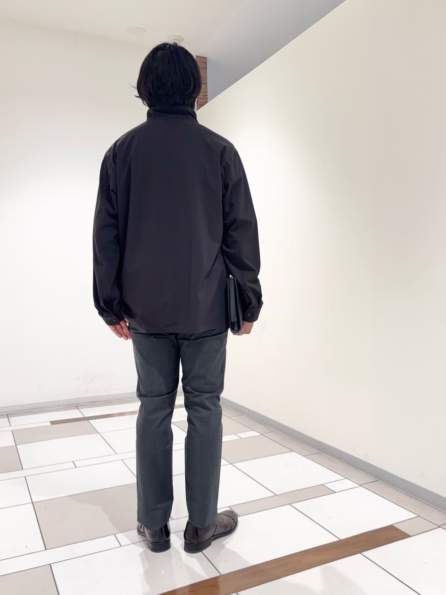 及川さんの「TAKEO KIKUCHI｜【3D ナイロン ストレッチ】スタンドカラー シャツブルゾン」を使ったコーディネート