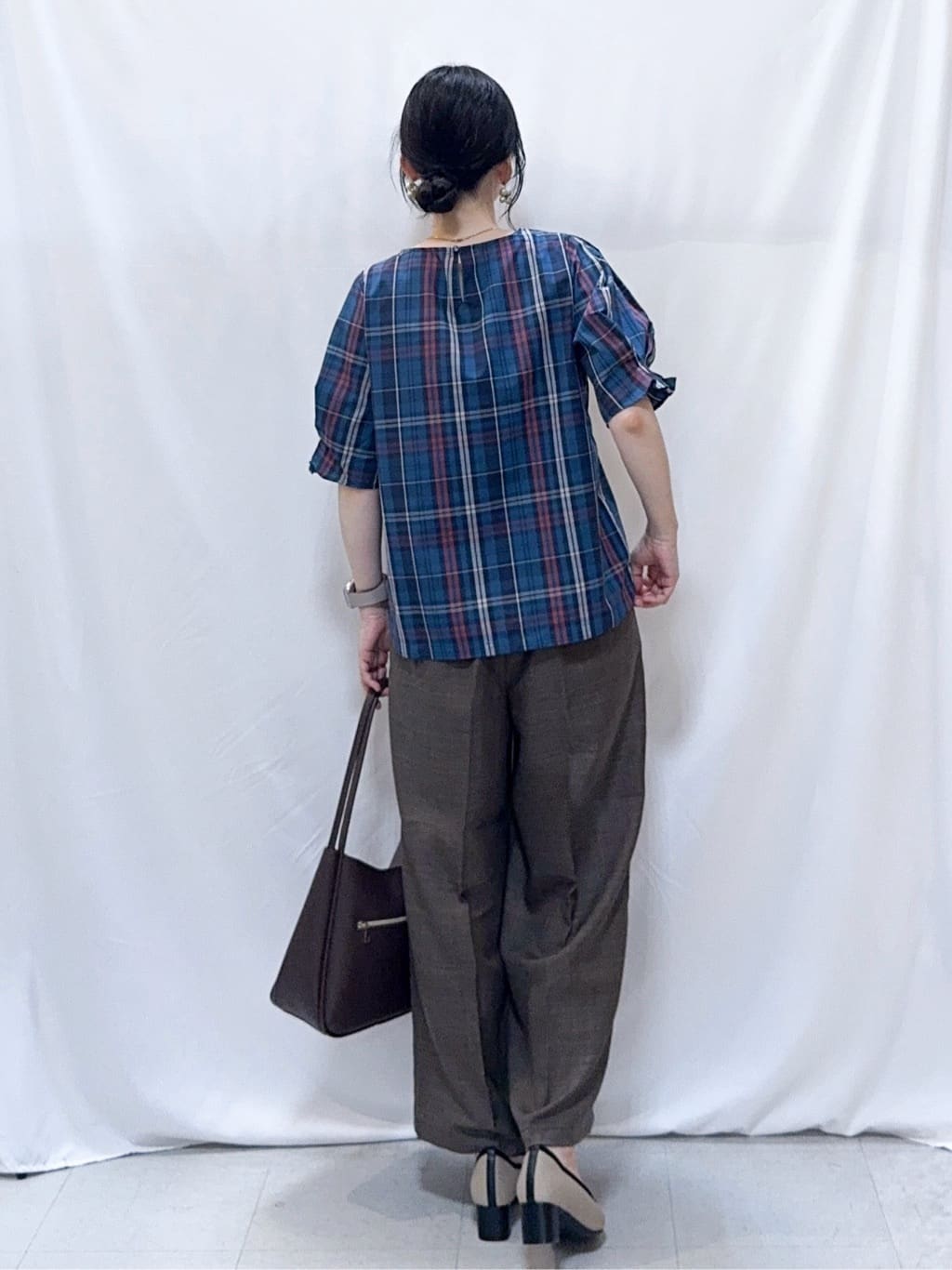 𝐇𝐢𝐫𝐨𝐦𝐢さんの「SHOO･LA･RUE｜【S-LL/5分袖】お袖タックできれいに魅せる 大人のチェックブラウス」を使ったコーディネート