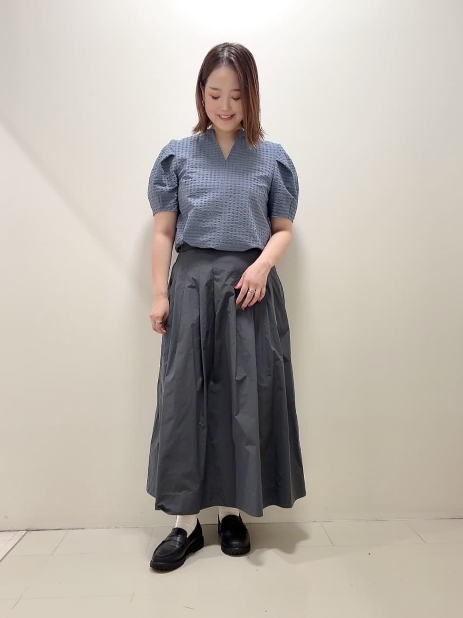 YUIさんの「UNTITLED｜【吸水速乾/ストレッチ/Vネック】フォルムスリーブ ブラウス」を使ったコーディネート