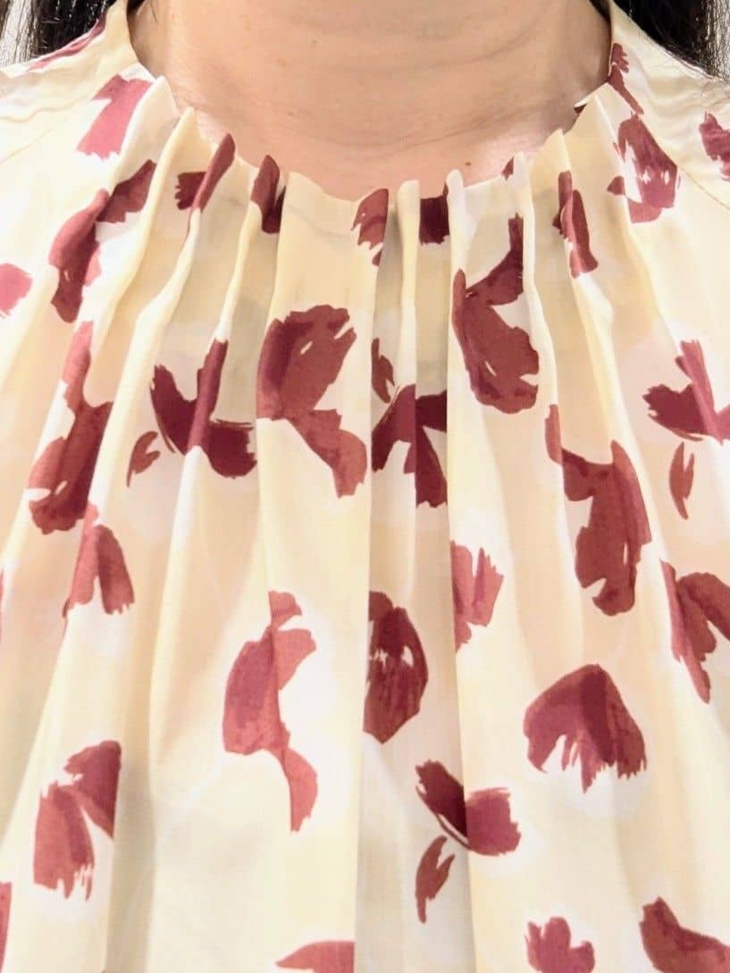 なおさんの「Reflect｜【ジャケットのインナーにおすすめ◎】花柄タックデザインブブラウス」を使ったコーディネート
