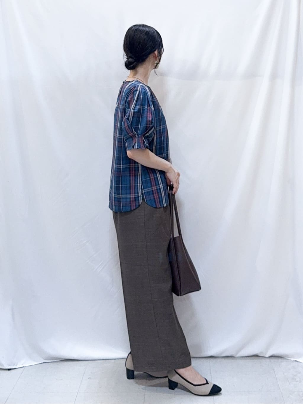 𝐇𝐢𝐫𝐨𝐦𝐢さんの「SHOO･LA･RUE｜【S-LL/5分袖】お袖タックできれいに魅せる 大人のチェックブラウス」を使ったコーディネート
