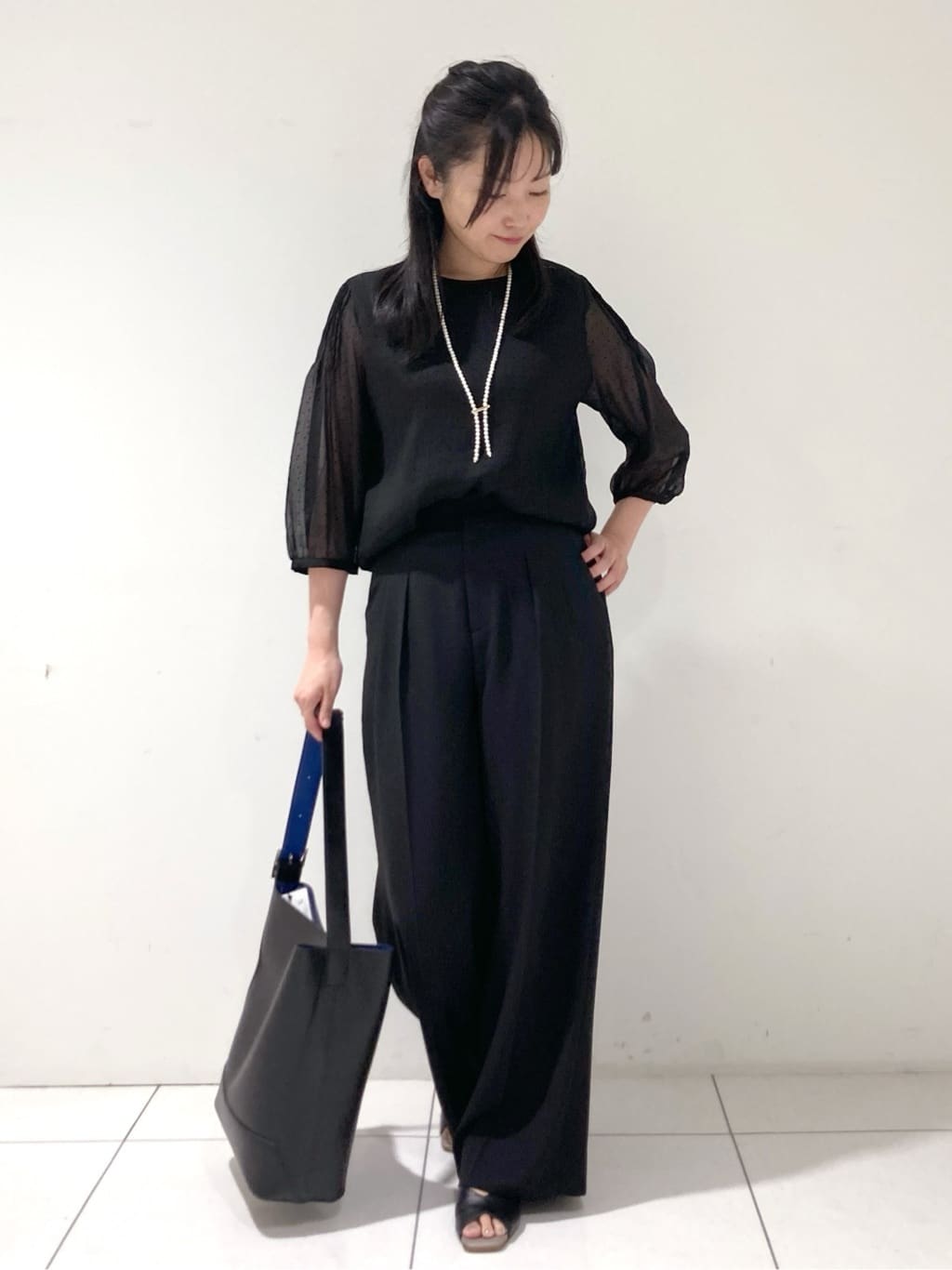 momokoさんの「INDIVI｜フロッキードットブラウス」を使ったコーディネート