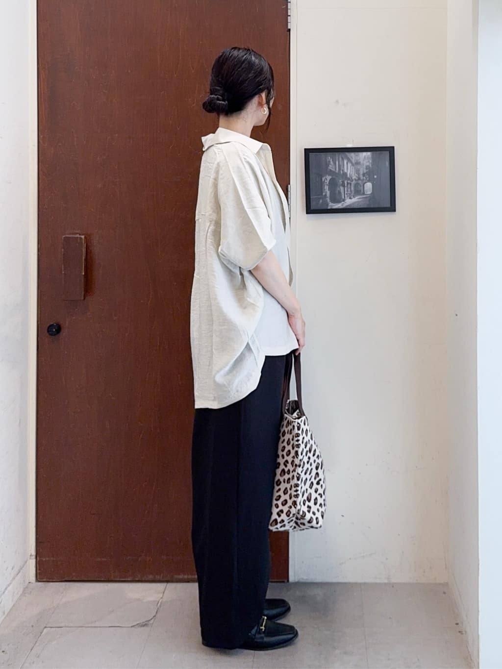 𝐇𝐢𝐫𝐨𝐦𝐢さんの「SHOO･LA･RUE｜【洗える/S-LL/5分袖】1枚でも羽織としても。さらさらドレープシャツ」を使ったコーディネート