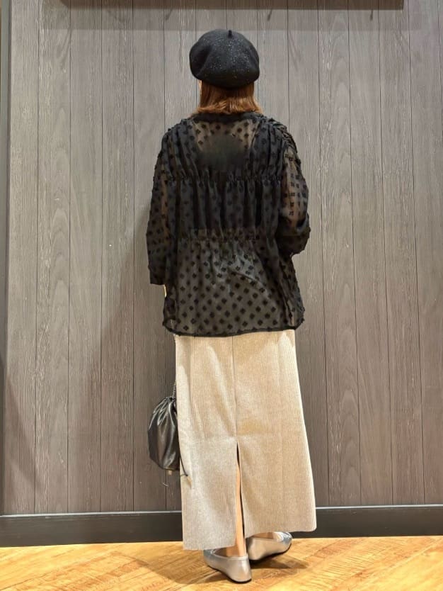 meiさんの「SHOO･LA･RUE｜華やかにさをプラスする シアードビー シャーリングブラウス」を使ったコーディネート