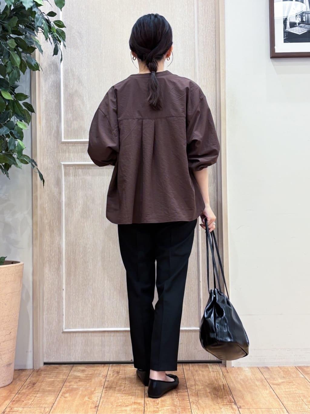 なみさんの「SHOO･LA･RUE｜【洗濯機可】羽織りにもなる ビックポケットVネックシャツ」を使ったコーディネート