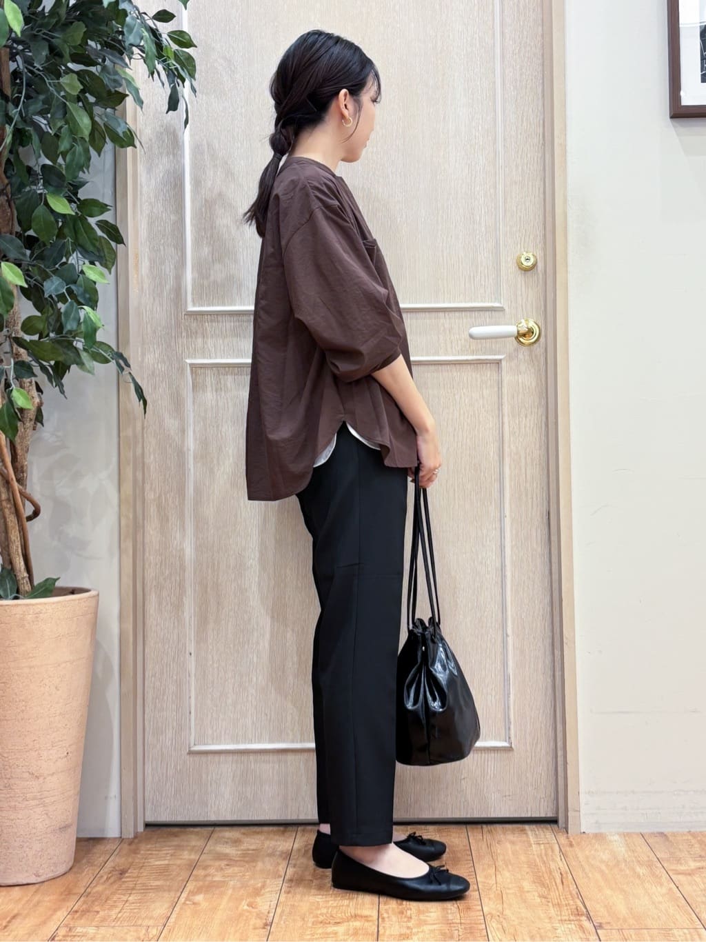 なみさんの「SHOO･LA･RUE｜【洗濯機可】羽織りにもなる ビックポケットVネックシャツ」を使ったコーディネート