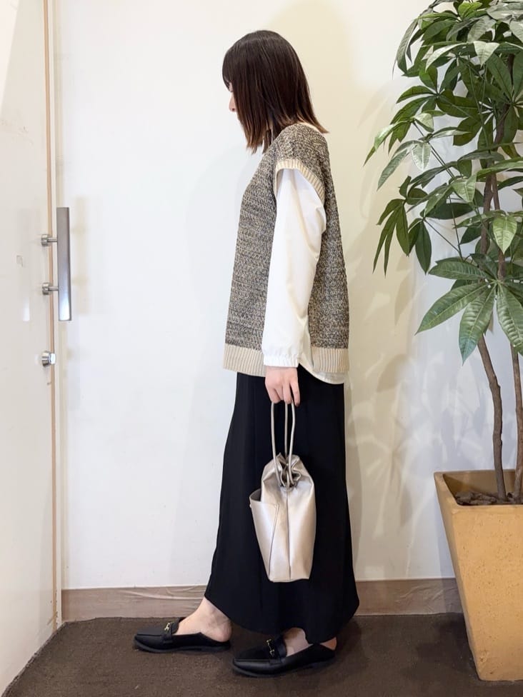 宗形さんの「SHOO･LA･RUE｜【2点セット/S-LL】着回しいろいろ 編み柄ベスト&times;ブラウス」を使ったコーディネート