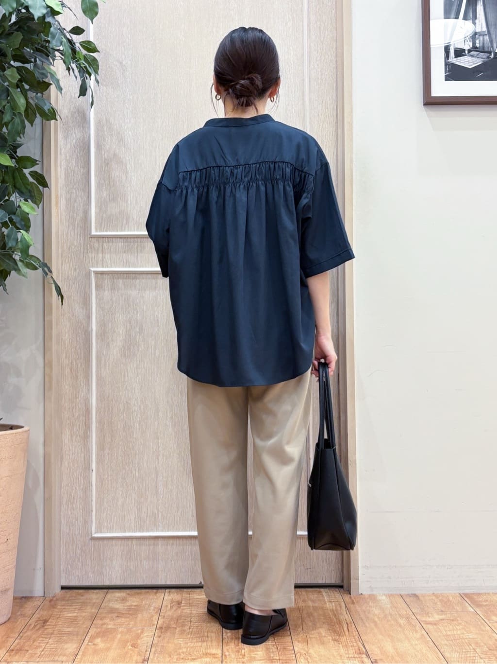 なみさんの「SHOO･LA･RUE｜【S-LL/洗濯後しわになりにくい】バックギャザーがアクセント スッキパーブラウス」を使ったコーディネート