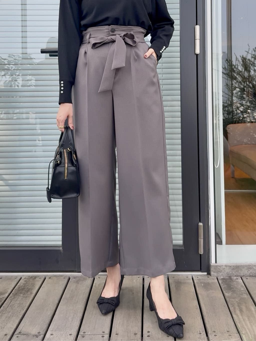 teiさんの「Couture brooch｜【帯電防止・通勤】ウエストリボン サスペンダー付きワイドパンツ」を使ったコーディネート
