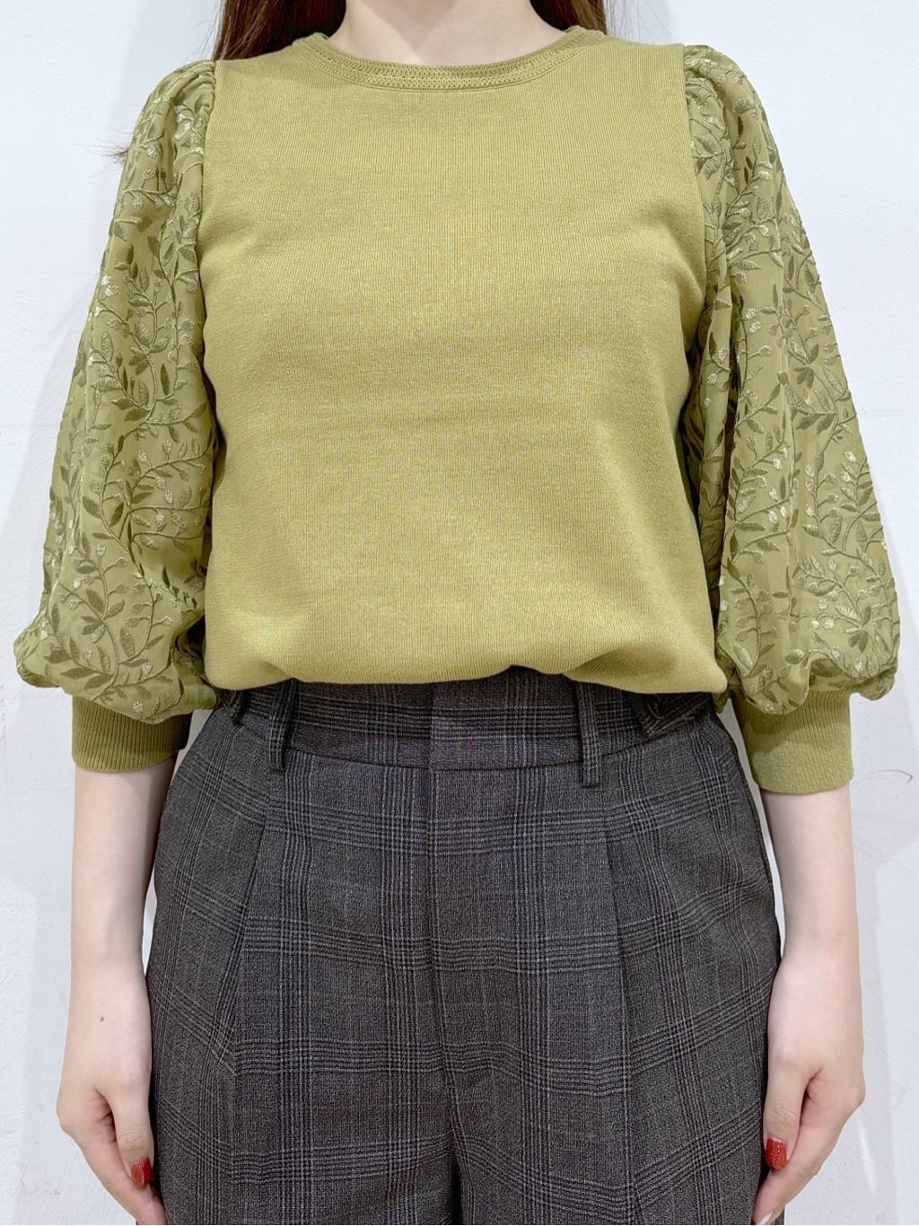 るーさんの「grove｜【二の腕カバー】繊細さと上品さをまとう袖刺繍プルオーバーニット」を使ったコーディネート