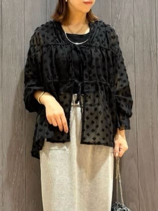 meiさんの「SHOO･LA･RUE｜華やかにさをプラスする シアードビー シャーリングブラウス」を使ったコーディネート