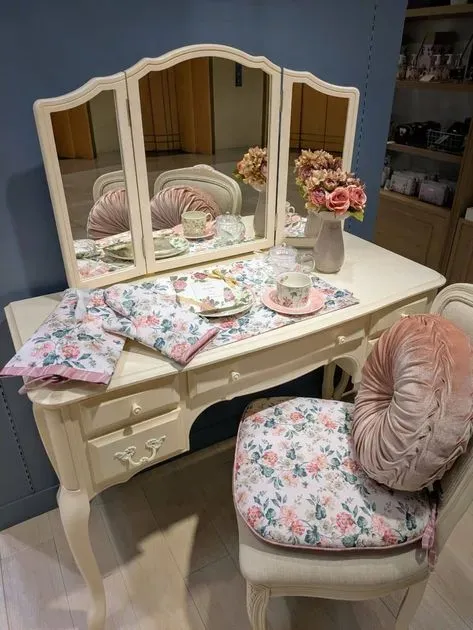 ロミリー柄 シートクッション（クッション・カバー） | LAURA ASHLEY