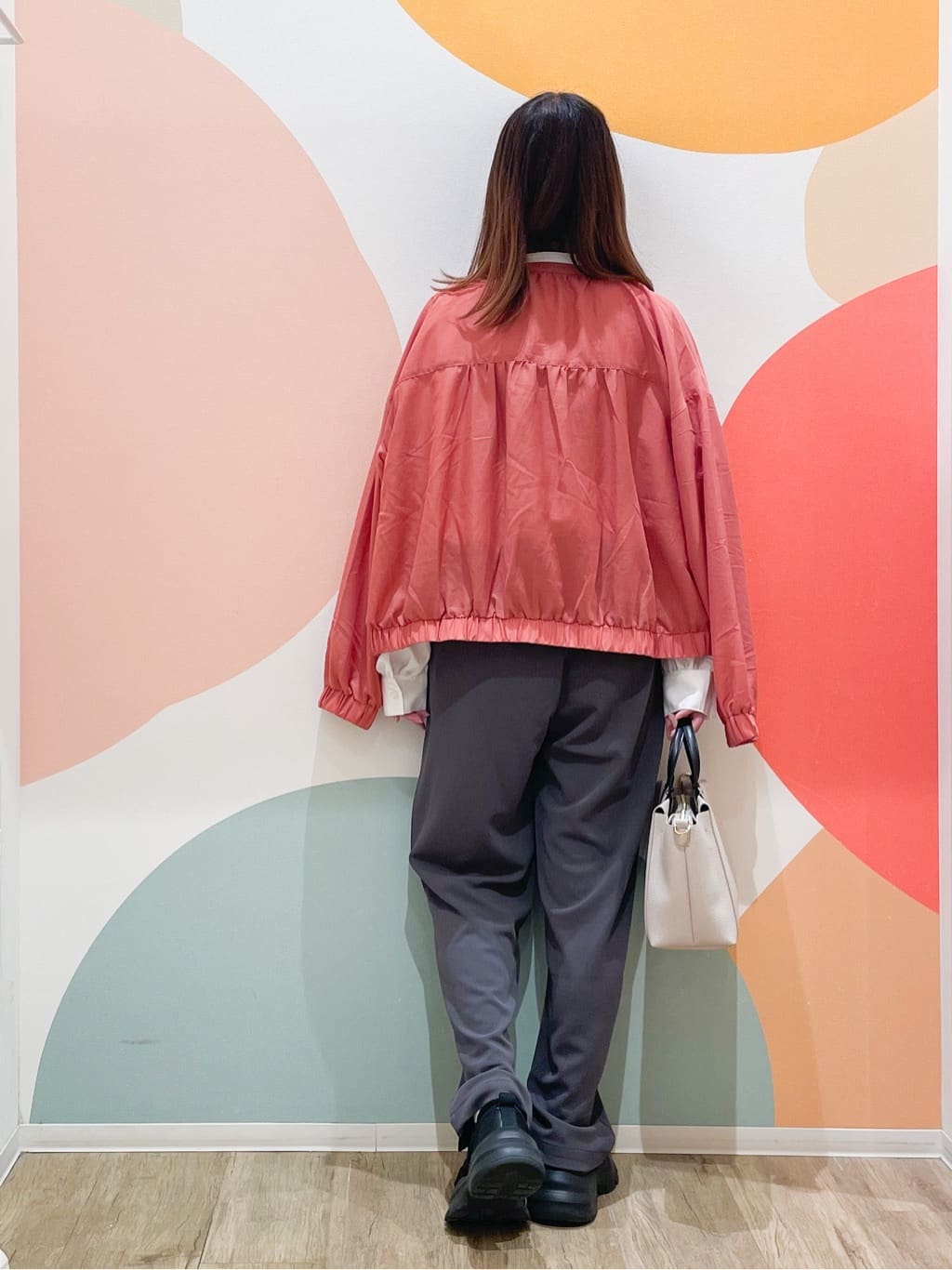 とまとさんの「SHOO･LA･RUE｜【S-LL】寒暖差のある時期に 大人上品なシアーブルゾン」を使ったコーディネート