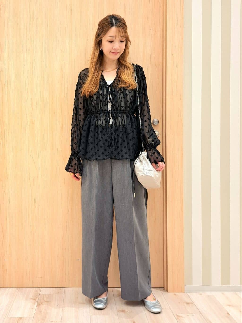 kanaさんの「SHOO･LA･RUE｜華やかにさをプラスする シアードビー シャーリングブラウス」を使ったコーディネート