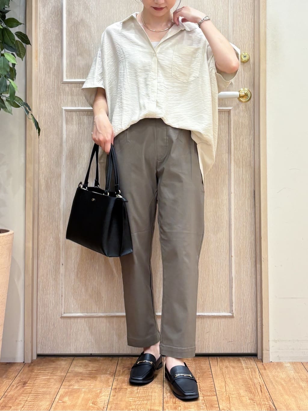 なみさんの「SHOO･LA･RUE｜【洗える/S-LL/5分袖】1枚でも羽織としても。さらさらドレープシャツ」を使ったコーディネート