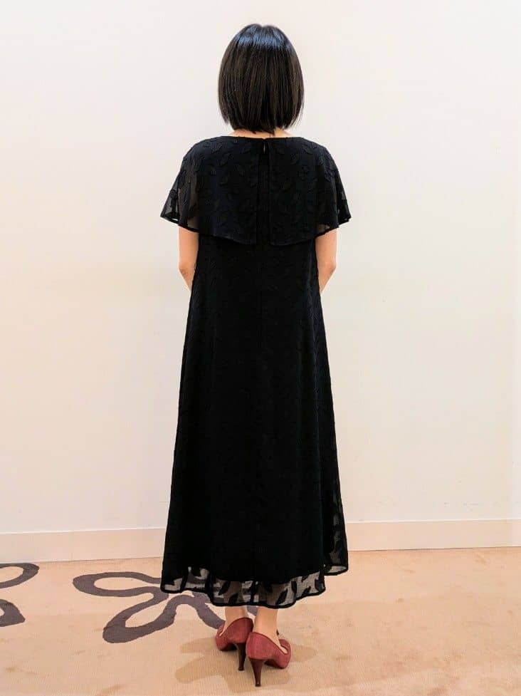 jamさんの「Reflect｜【撥水／二の腕カバー】ケープデザインワンピース」を使ったコーディネート