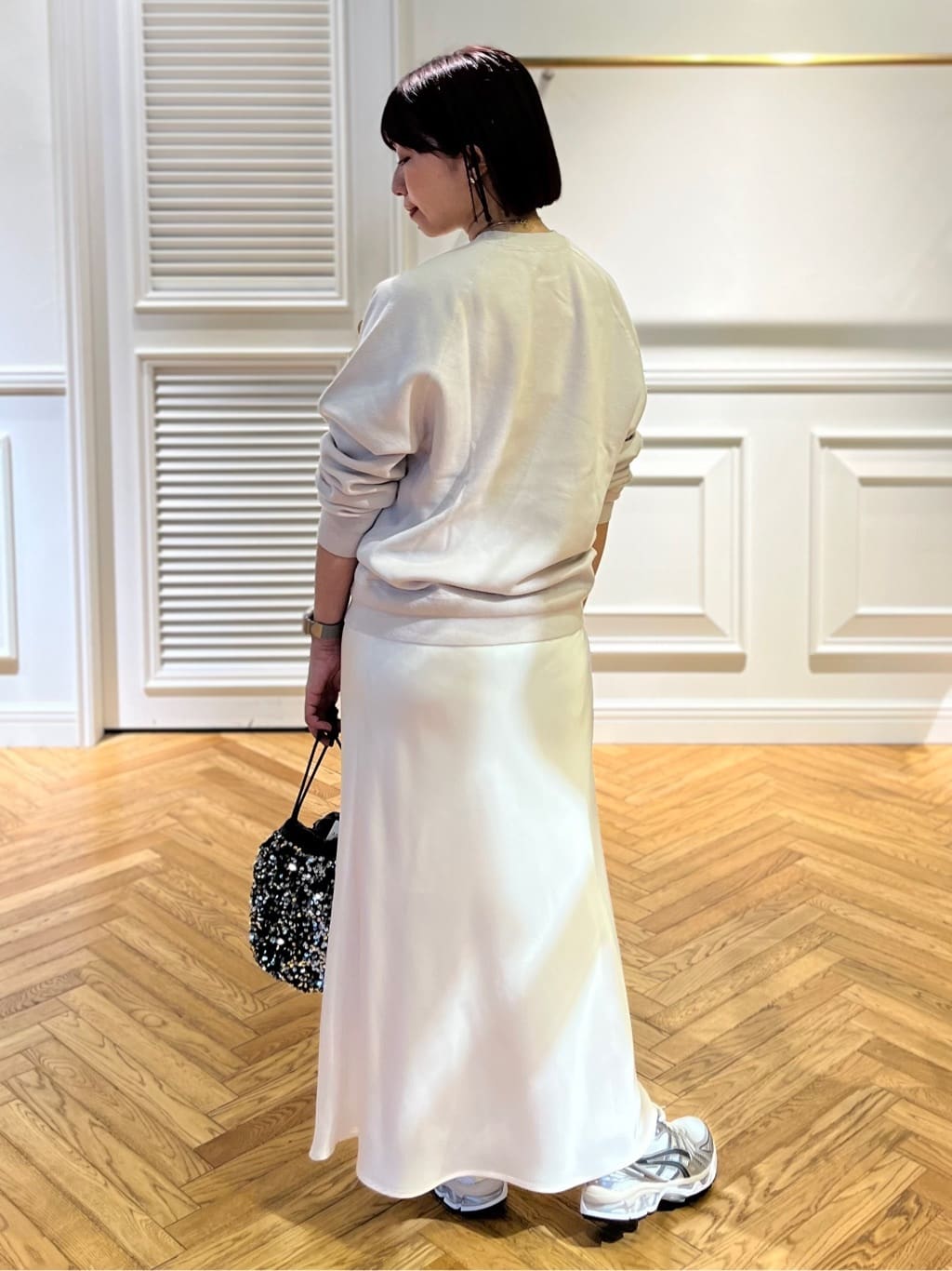 つじ まこさんの「DRESSTERIOR｜ストレッチヴィンテージサテンナロースカート」を使ったコーディネート