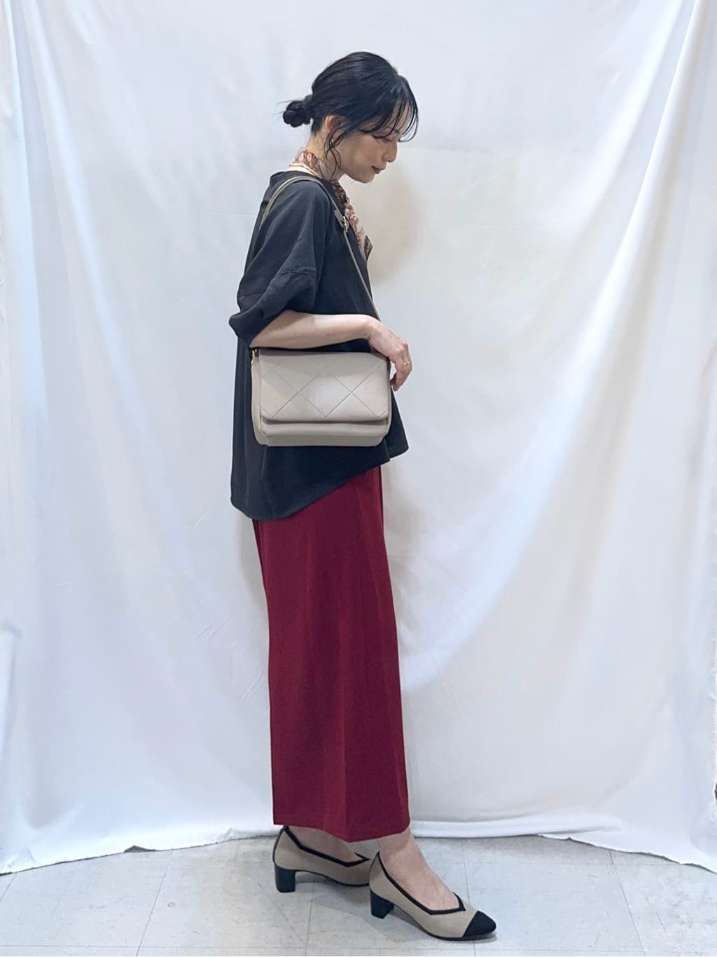 𝐇𝐢𝐫𝐨𝐦𝐢さんの「SHOO･LA･RUE｜【S-LL/洗濯後しわになりにくい】ランタンスリーブで女性らしく 5分袖スキッパーブラウス」を使ったコーディネート